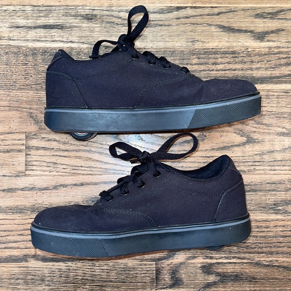 Youth Heelys Sneakers - Picture 3 of 5